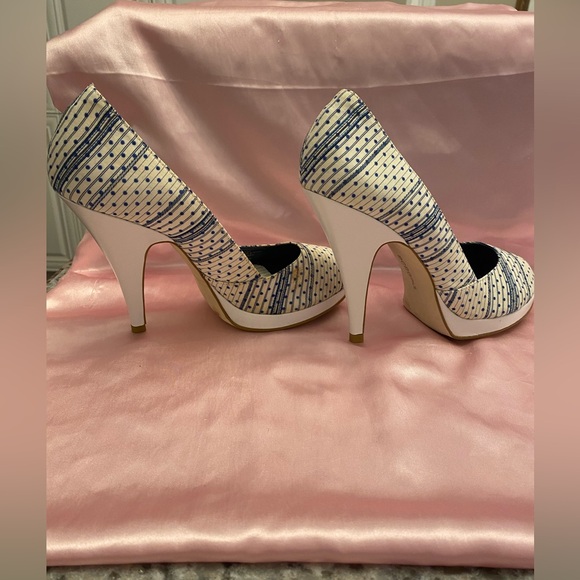 BCBGIRLS SIZE 8 BLUE and WHITE POLKA DOT AND STRIPE OPEN TOE SLIP ON PLATFORM - Picture 6 of 10